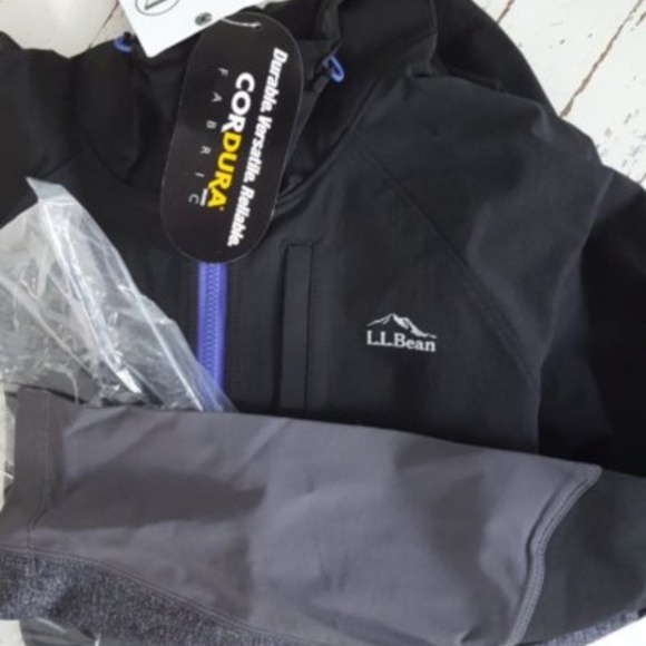 LL Bean Womens Rain Jacket - Picture 2 of 2